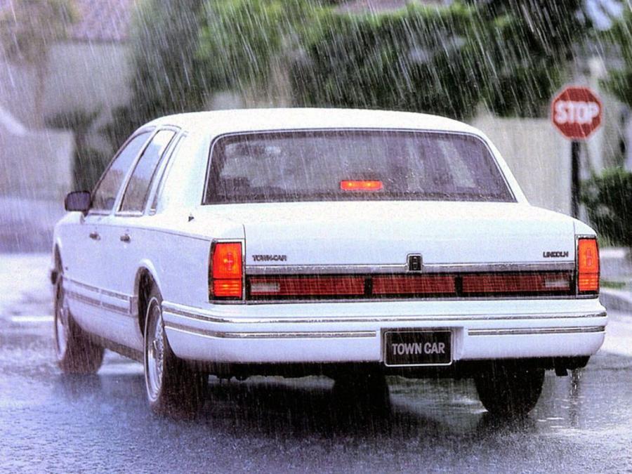  Lincoln Town Car 1992 года  (фото 2 из 16)
